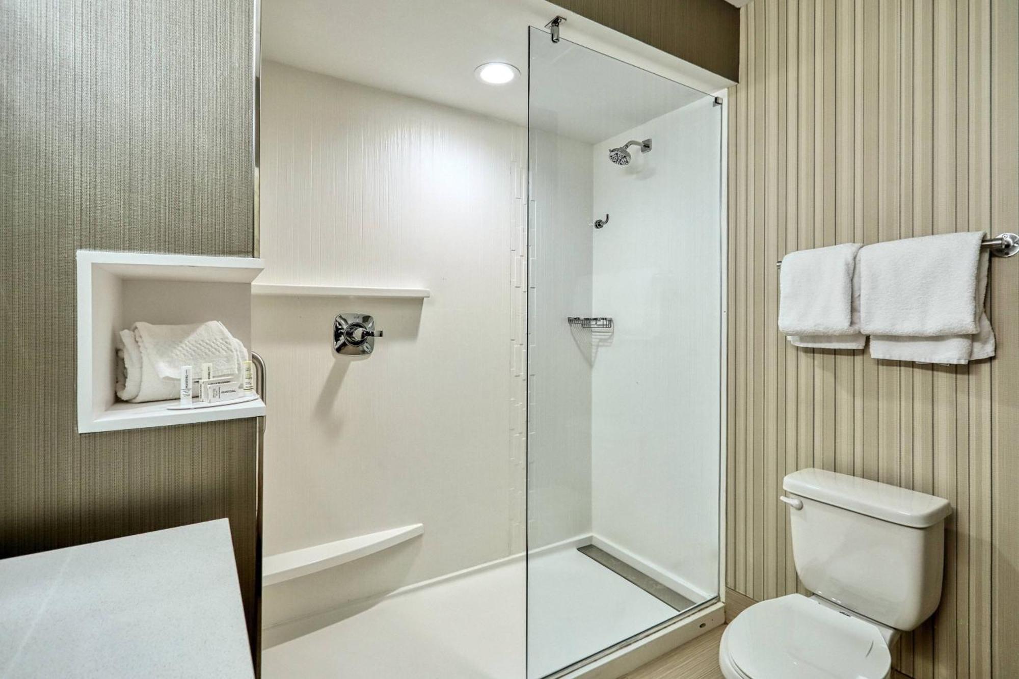 Courtyard By Marriott North Brunswick Hotel Ngoại thất bức ảnh