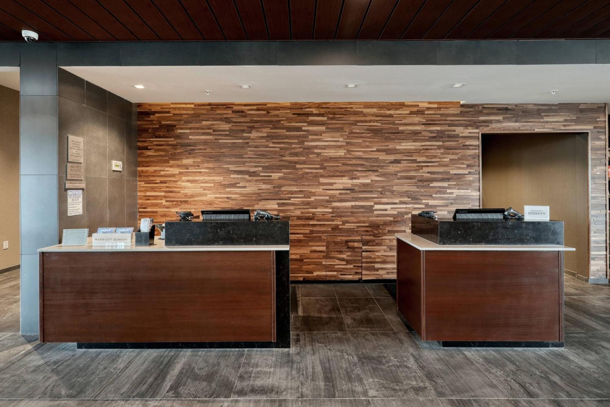 Courtyard By Marriott North Brunswick Hotel Ngoại thất bức ảnh